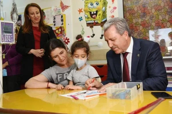 Onkolojide tedavi gören çocuklara oyunlarla İngilizce öğretecekler