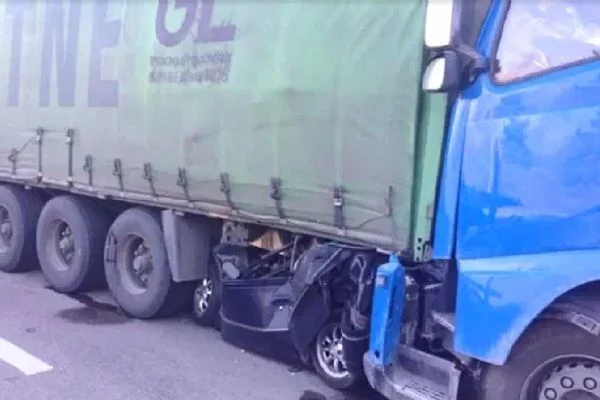 Otomobil kamyon ve TIR'ın arasında ezildi