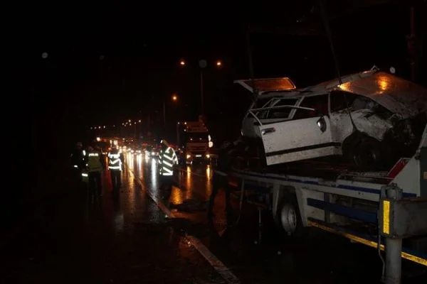 Otomobil kanala devrildi: Ölü ve yaralılar var
