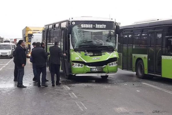 Özel halk otobüsü kamyona çarptı: 8 yaralı