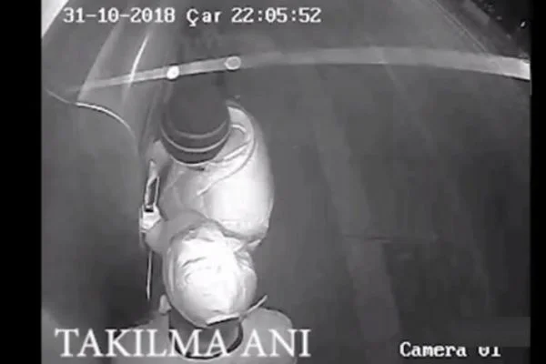 Polis, temizlikçi kıyafetlerini giyip hırsızları yakaladı