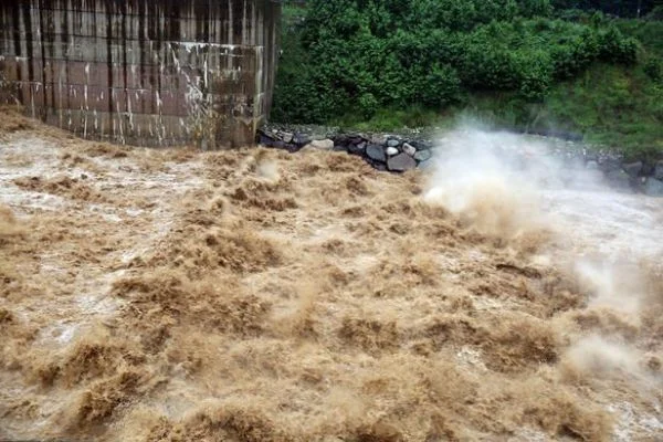 Rize'de sağanak hayatı olumsuz etkiledi