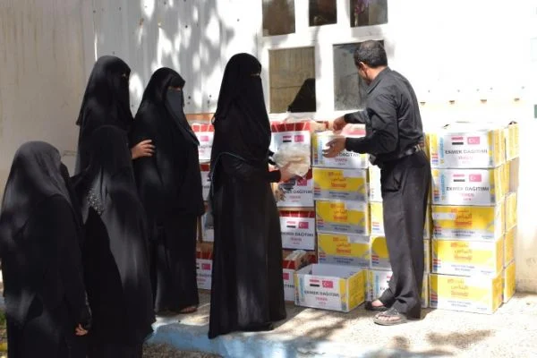 Sadakataşı'ndan Yemen'de ekmek dağıtımı