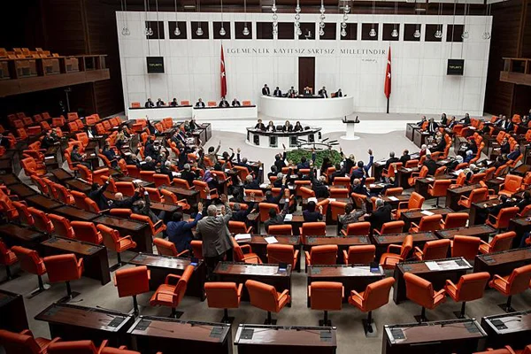Sağlık alanında düzenlemeler içeren kanun teklifi yasalaştı
