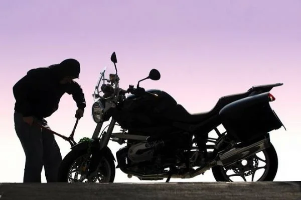 Saniyeler içinde milyarlık motoru çaldı