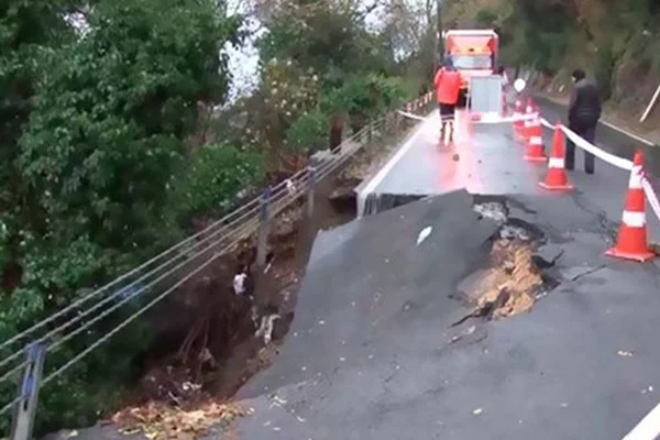 Sarıyer'de yol çöktü