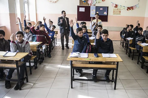 'Savaşın çocukları'na öğretmenlik yapıyor