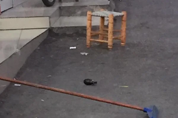 Seyir halindeki motosikletten el bombası düştü