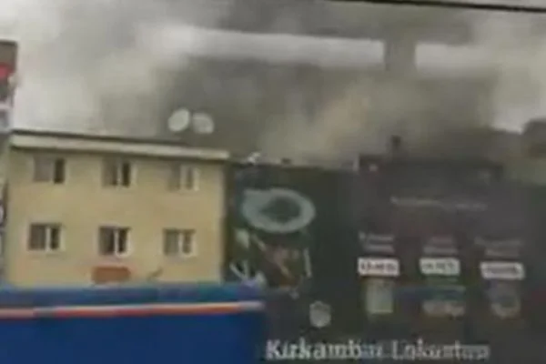 Şirinevler'deki AVM'de yangın