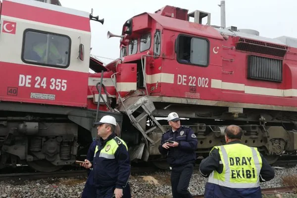 Sivas'ta iki tren kafa kafaya çarpıştı