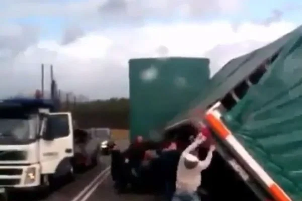 Sürücüler, TIR'ın yan yatan dorsesini el birliğiyle düzeltti