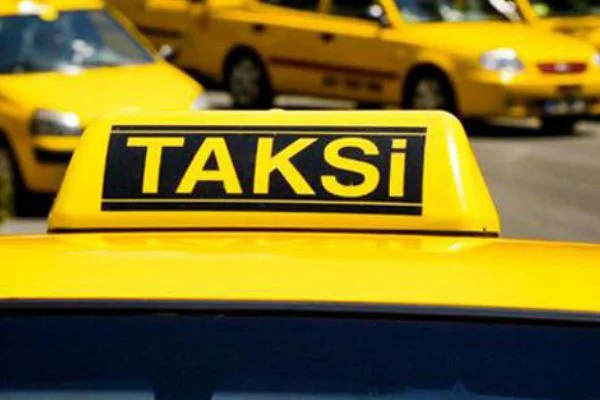 Taksici dolandıramayınca yüzüne tükürdü...