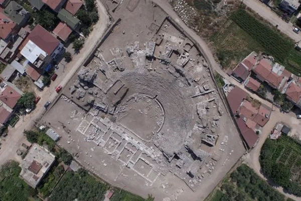 Tarihi Roma Tiyatrosu'ndan 2500 yıllık seramikler çıktı