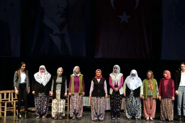 Tarlada çalışmak tiyatroya olan heveslerini engelleyemedi