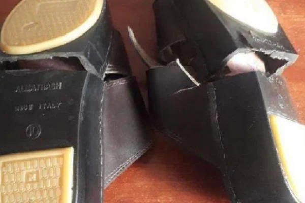 Terliklerin tabanından 990 gram 'uyuşturucu' çıktı
