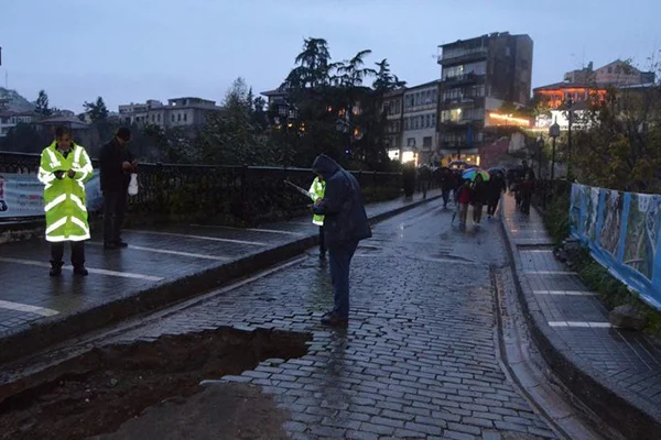 Trabzon'da su borusu patladı, yol çöktü