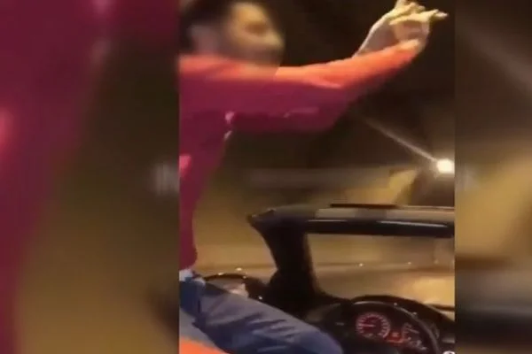 Üstü açık otomobiliyle seyir halindeyken dans eden sürücüye gözaltı