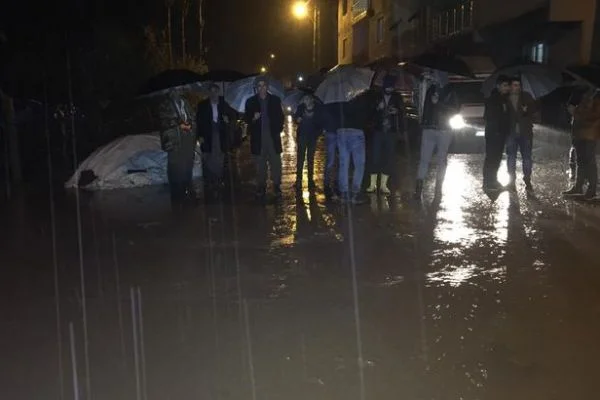 Yağmur hayatı felç etti, jandarma evleri tahliye etti