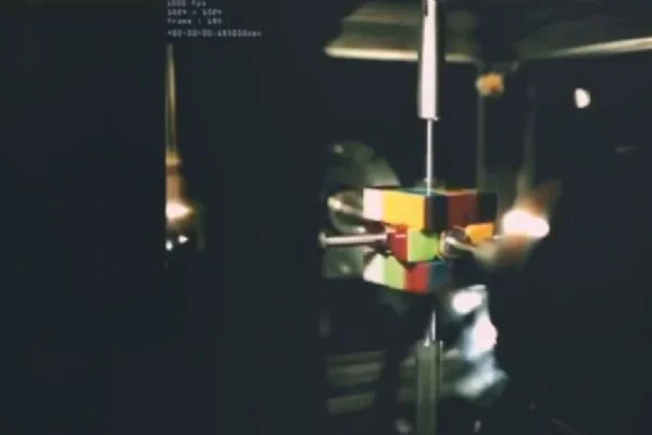 Yapay zekalı robot, zeka küpünü 25 salisede yaptı