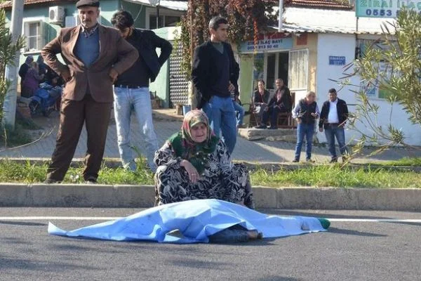 Yaşlı kadın yolun karşısına geçmeye çalıştı...