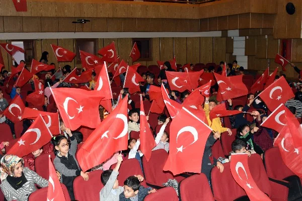 Yoksul çocuklar, tiyatro ile buluştu