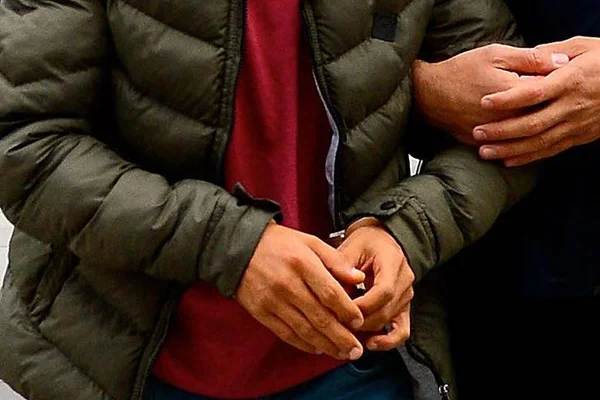 Yurt dışındaki FETÖ zanlısı firari iş adamı polise teslim oldu