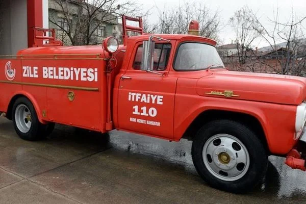 62 yıllık itfaiye aracını ilk günkü orijinalliğiyle koruyor