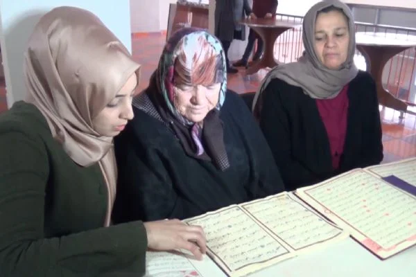 82 yaşında Kuran-ı Kerimi öğrendi