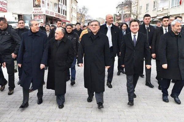 Abdullah Gül cenaze sonrası hangi isimlerle bir araya geldi?