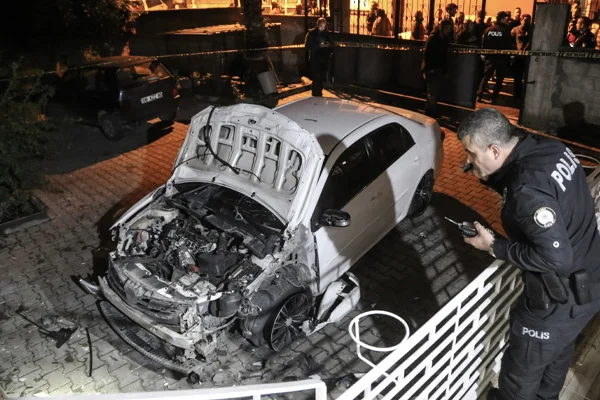 Adana'da park halindeki araçta patlama
