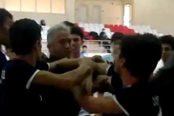 Adapazarı'nda liseliler tekme-tokat birbirlerine girdi