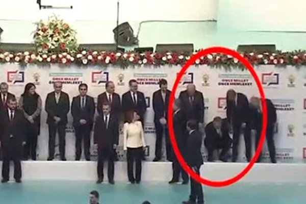 AK Parti başkan adayı sahnede baygınlık geçirdi