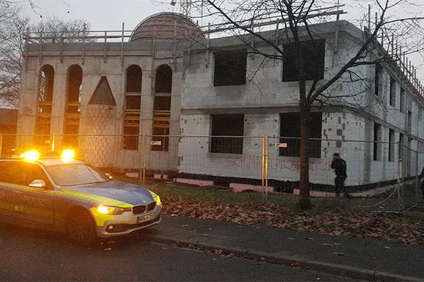 Almanya'da camiye boyalı saldırı