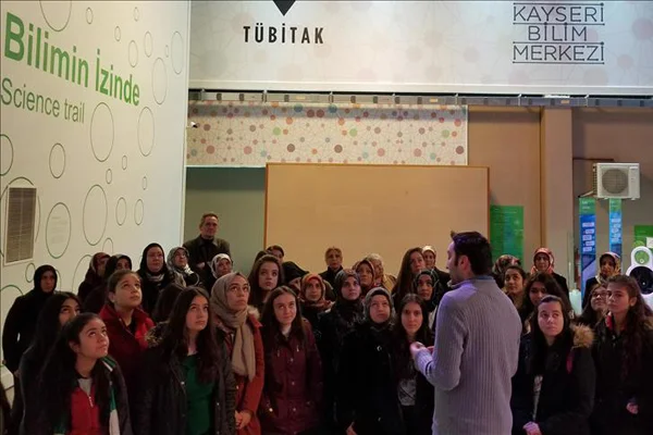 Anneler kızlarıyla Bilim Merkezi'nde
