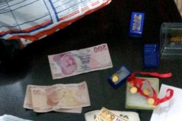 Arkadaşı ile anne babasını gasp etti