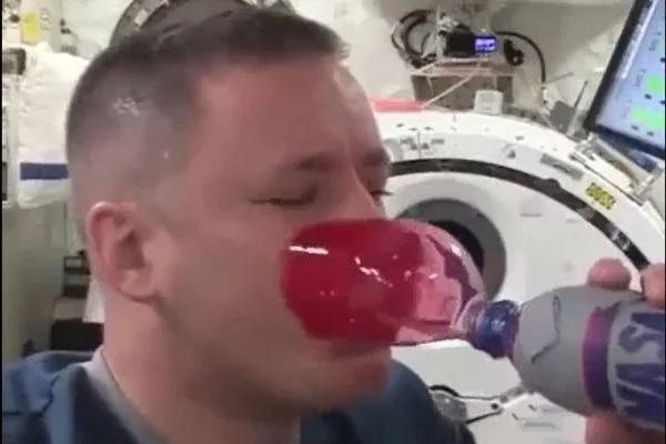 Astronotların uzayda yemek yerken ki eğlenceli anları