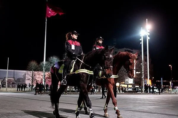 Atlı polisler Taksim'de ilk görevlerinde
