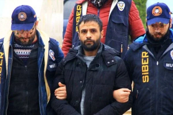 ATM'ye yerleştirdiği düzeneği çıkarırken suçüstü yakalandı