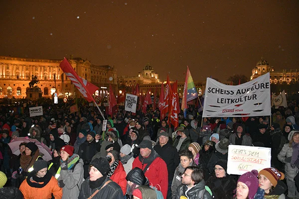 Avusturya'da 50 bin kişi hükümeti protesto etti