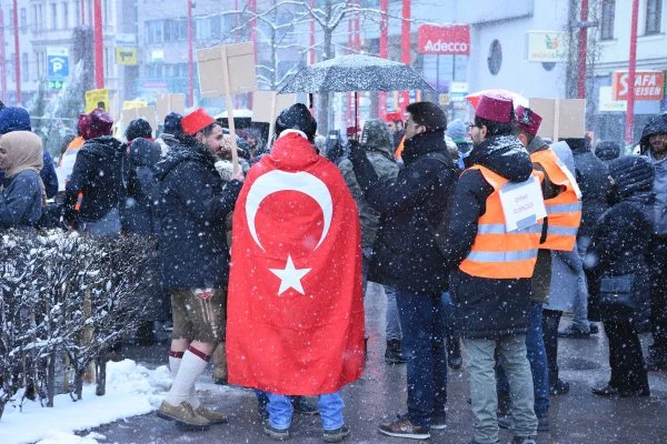 Avusturya'da 50 bin kişi hükümeti protesto etti