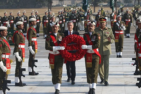Bakan Akar'dan Pakistan'da üst üste kritik görüşmeler