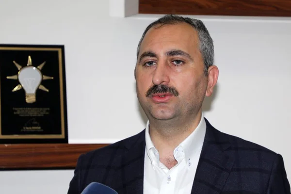 Bakan Gül'den Danıştay savcısına başörtüsü tepkisi