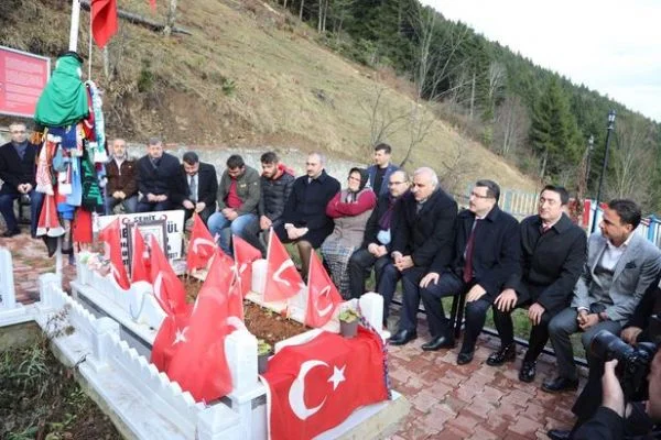 Bakan Gül, Şehit Eren'i ziyaret etti
