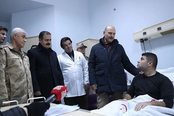 Bakan Soylu, yaralı askerleri ziyaret etti