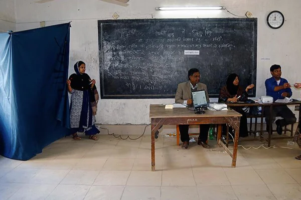 Bangladeş'te kanlı seçim: 10 ölü