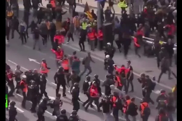 Barcelona sokakları savaş alanına döndü
