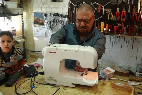 Bedensel engelli adamın azmi, çevresindeki insanlara örnek oluyor
