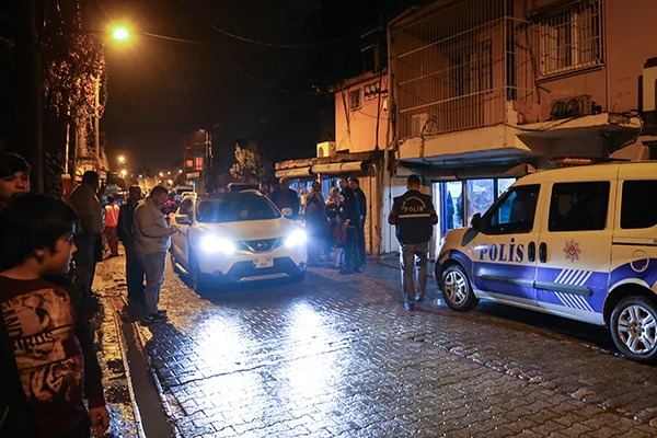Berberde tıraş olurken açılan ateşle yaralandı