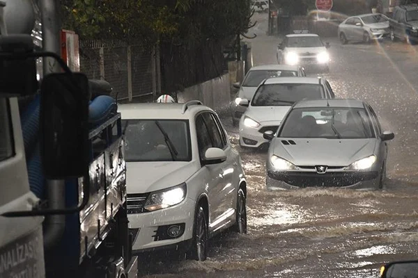 Bodrum'da sağanak yağış hayatı olumsuz etkiledi