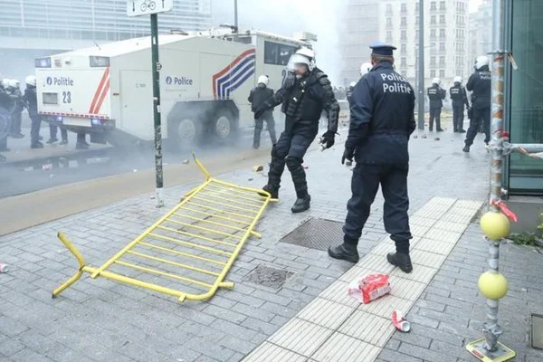 Brüksel'de AB binasına yürüyen gruba polis müdahalesi
